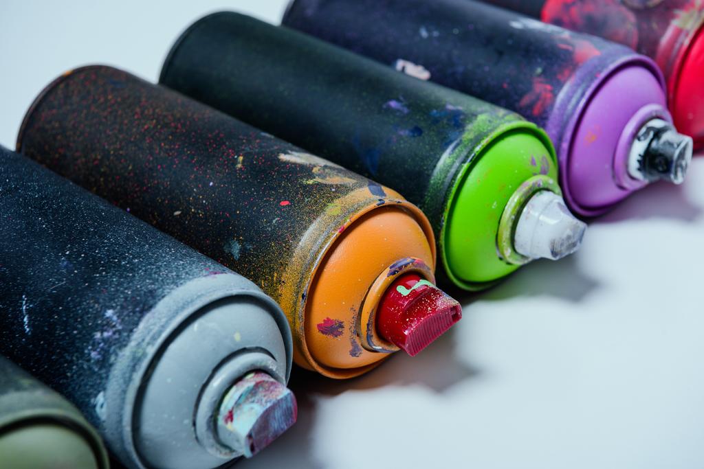lähikuva järjestetty värikäs spray maali tölkeissä
 - Valokuva, kuva