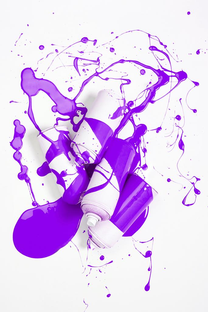 zbliżenie farby w sprayu w puszki pokryte fioletowy lakier na białym tle - Zdjęcie, obraz