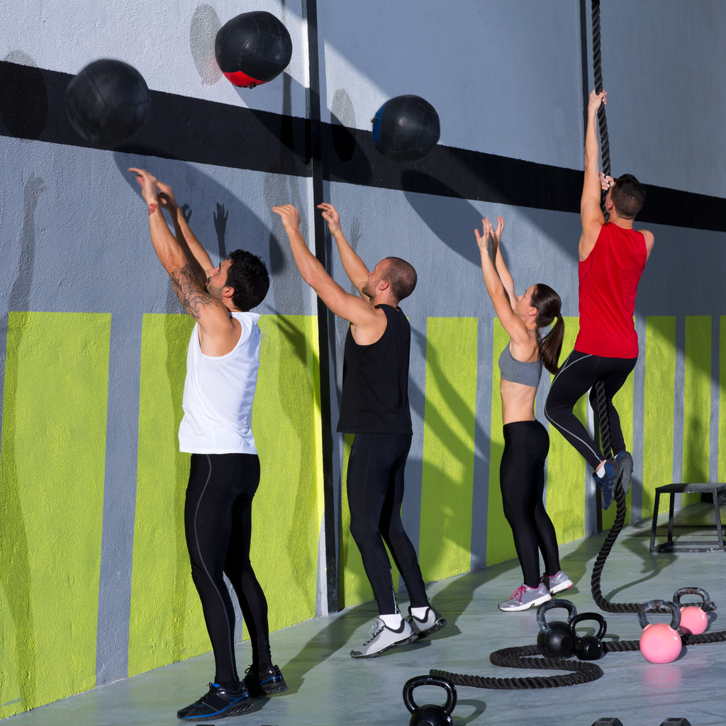 壁のボールとロープで crossfit トレーニング グループ - 写真・画像
