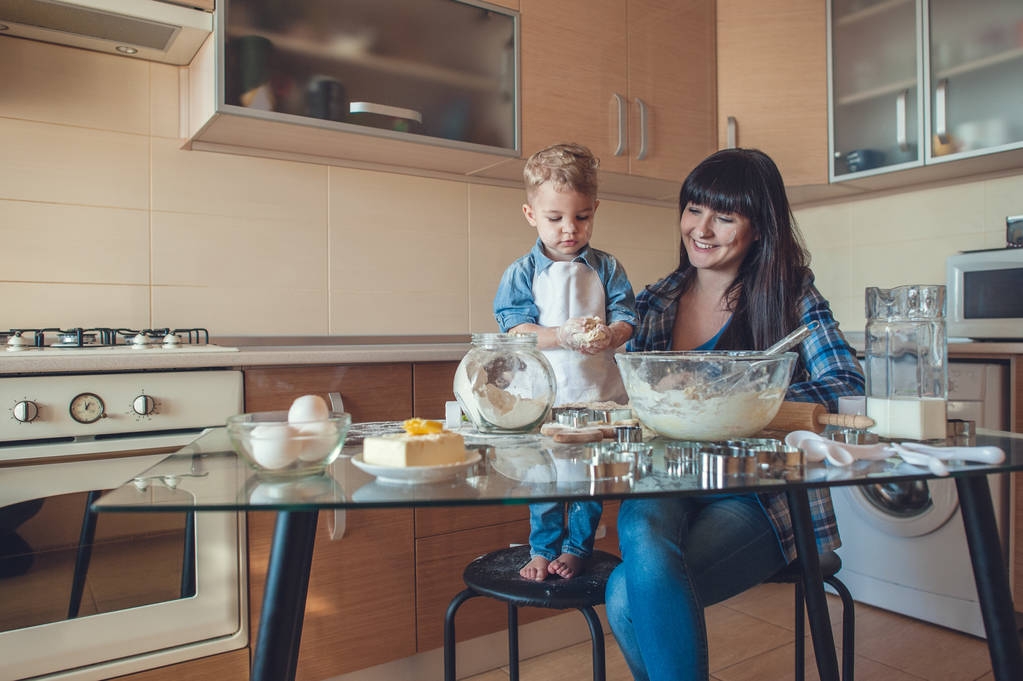 mãe e filho preparando massa na cozinha
 - Foto, Imagem
