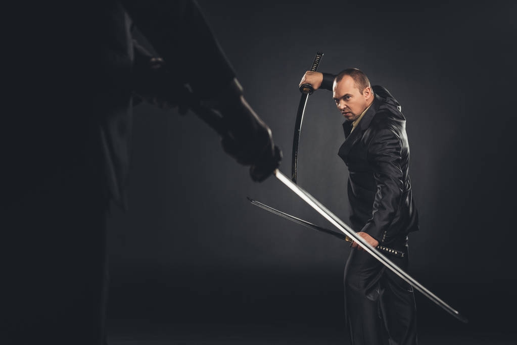 maduro moderno samurai en traje listo para luchar en negro
 - Foto, Imagen
