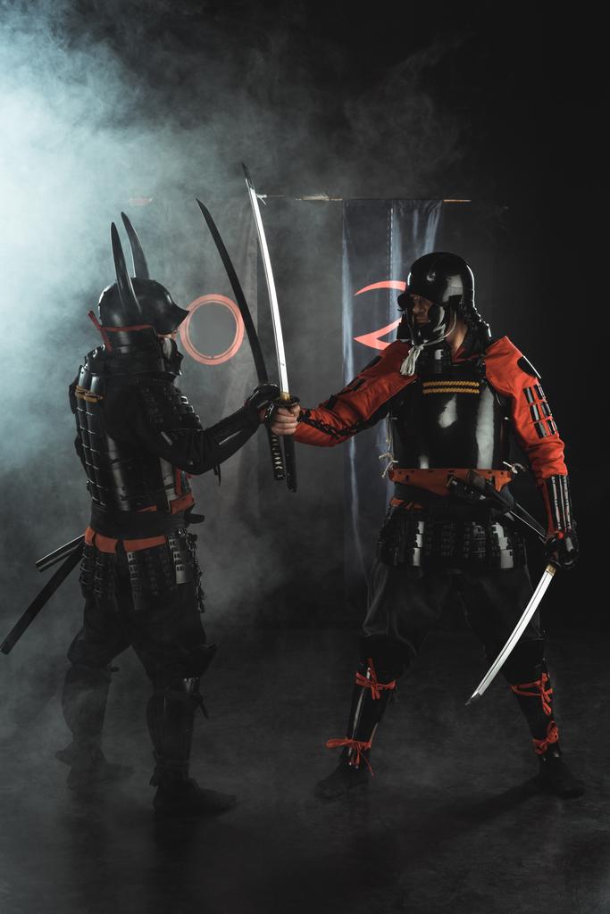 Samurai in traditionele begroeten elkaar op zwart - Foto, afbeelding