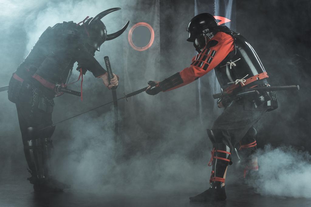 pancéřovaný samuraj nebo bojovat s meči, s kouře před klan příznaky - Fotografie, Obrázek