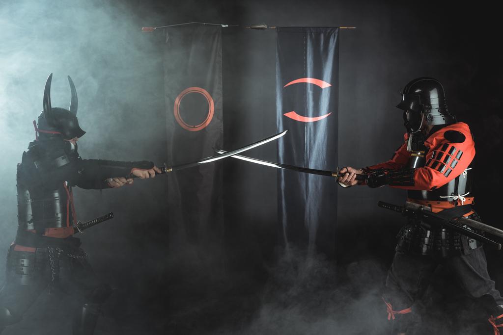 szamuráj harcosok átkelés előtt klán szimbólumok katana kard - Fotó, kép