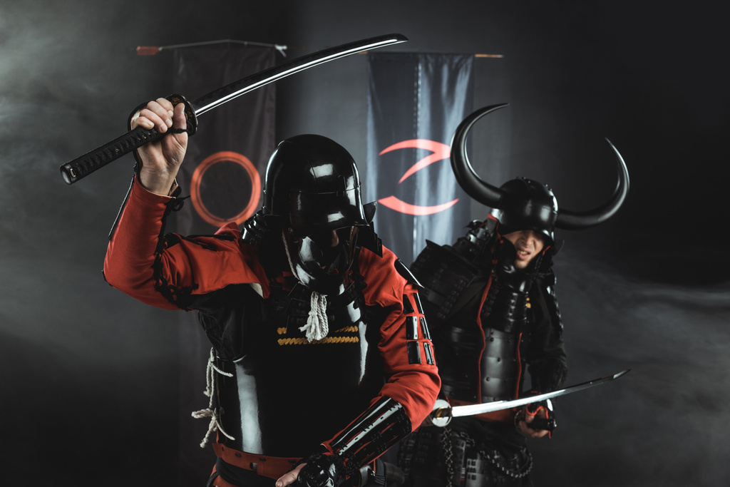 opancerzony samurajskich z Mieczami katana przed klanu symbole na flagi - Zdjęcie, obraz