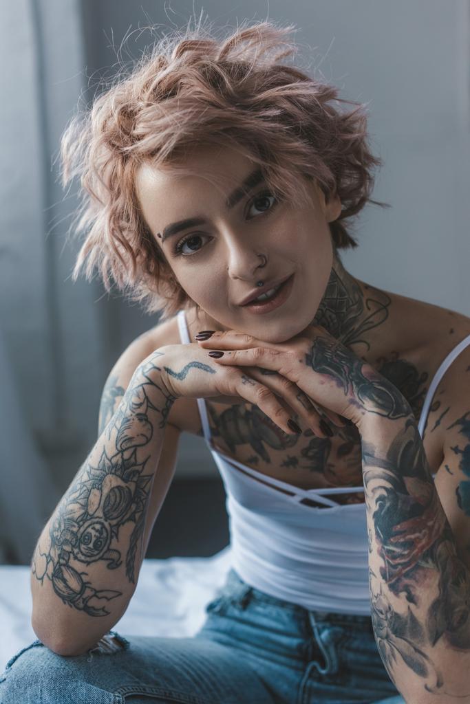 retrato de bela menina tatuada com cabelo rosa no quarto
 - Foto, Imagem
