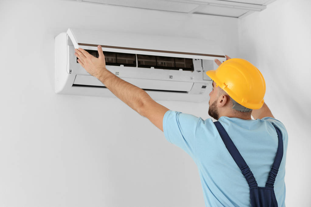 Techniker repariert Klimaanlage  - Foto, Bild