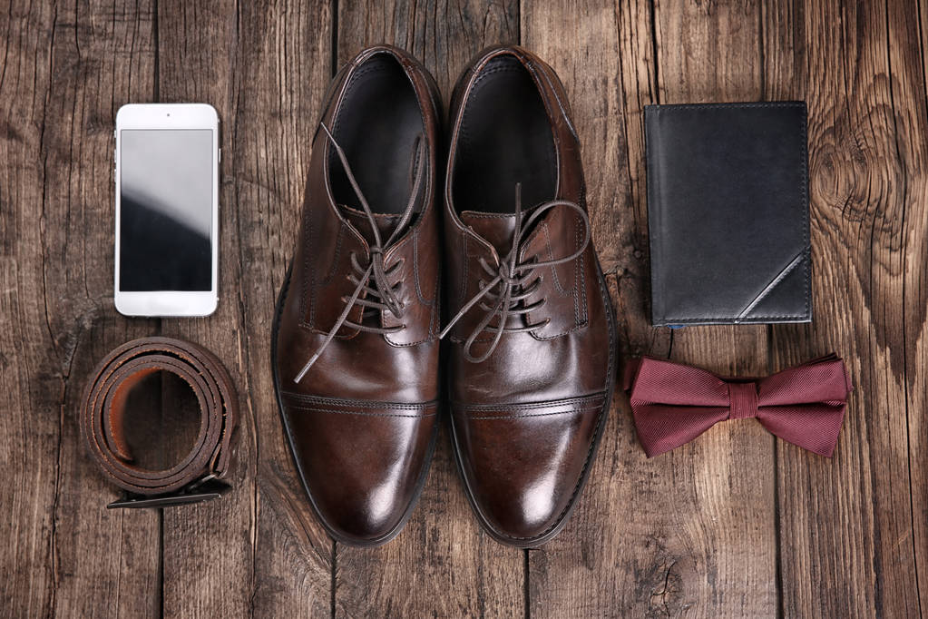 Composition avec des chaussures élégantes en cuir pour hommes sur fond en bois
 - Photo, image