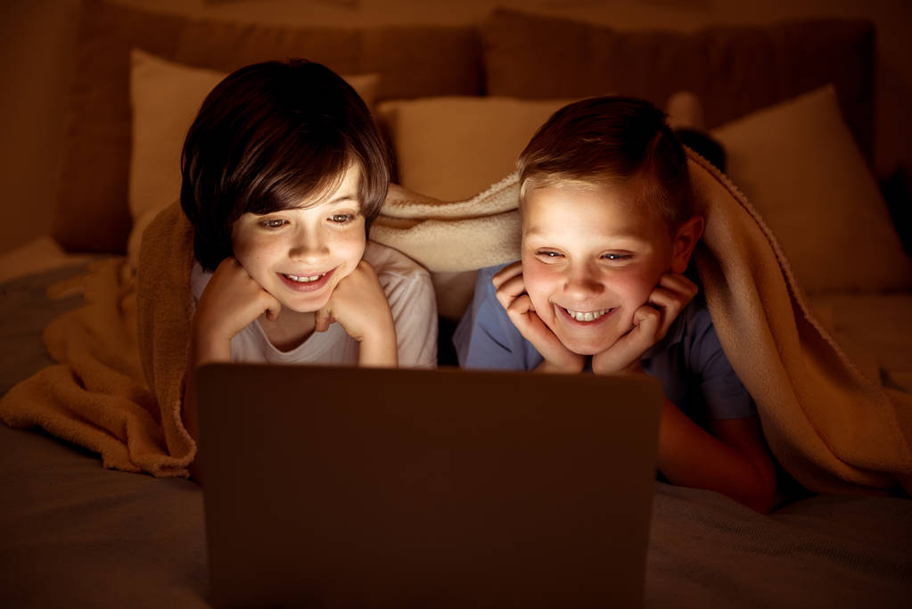 Два счастливых юноши смотрят кино
 - Фото, изображение