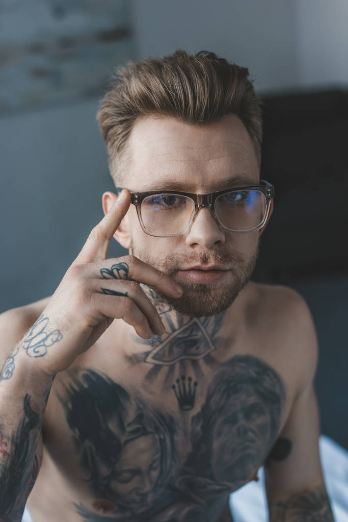 Porträt eines gut aussehenden tätowierten Mannes mit stylischer Brille - Foto, Bild