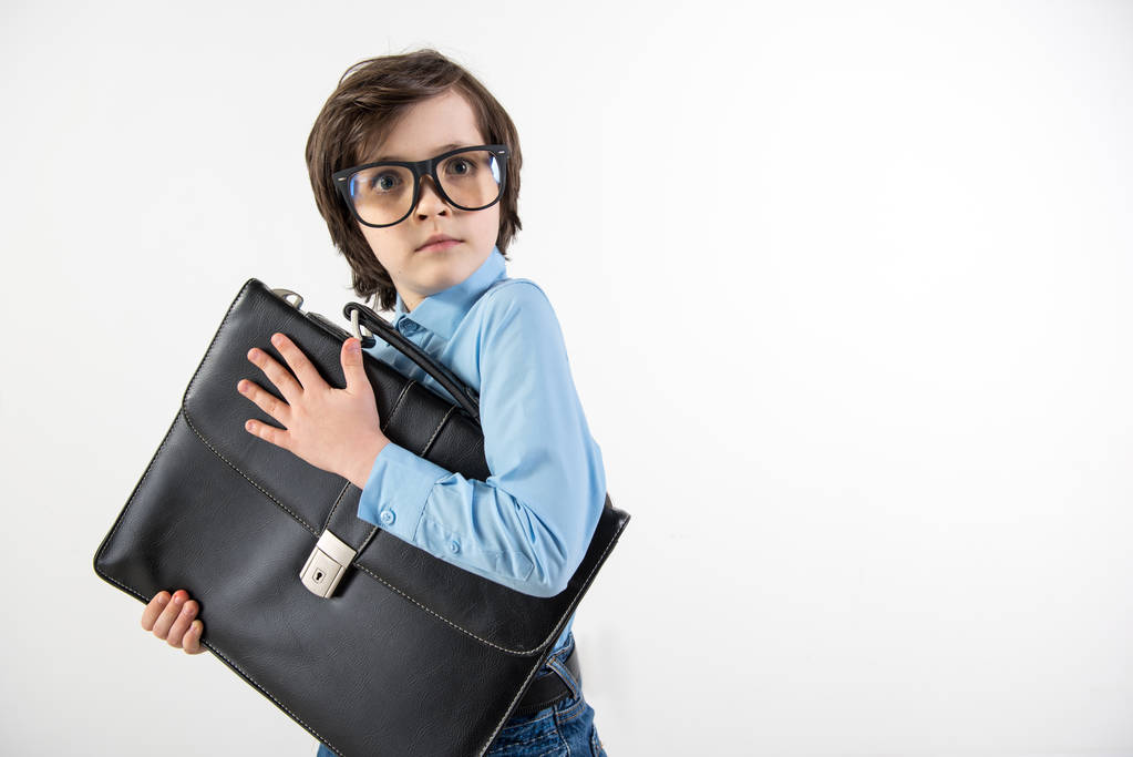 Funky garçon protéger son portefeuille de travail
 - Photo, image