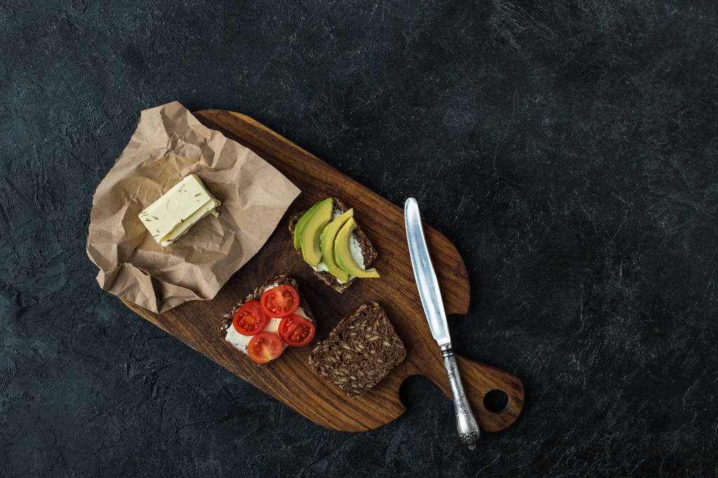 暗い卓上に木製のまな板に健康的な朝食のスナックとフラット レイアウト - 写真・画像