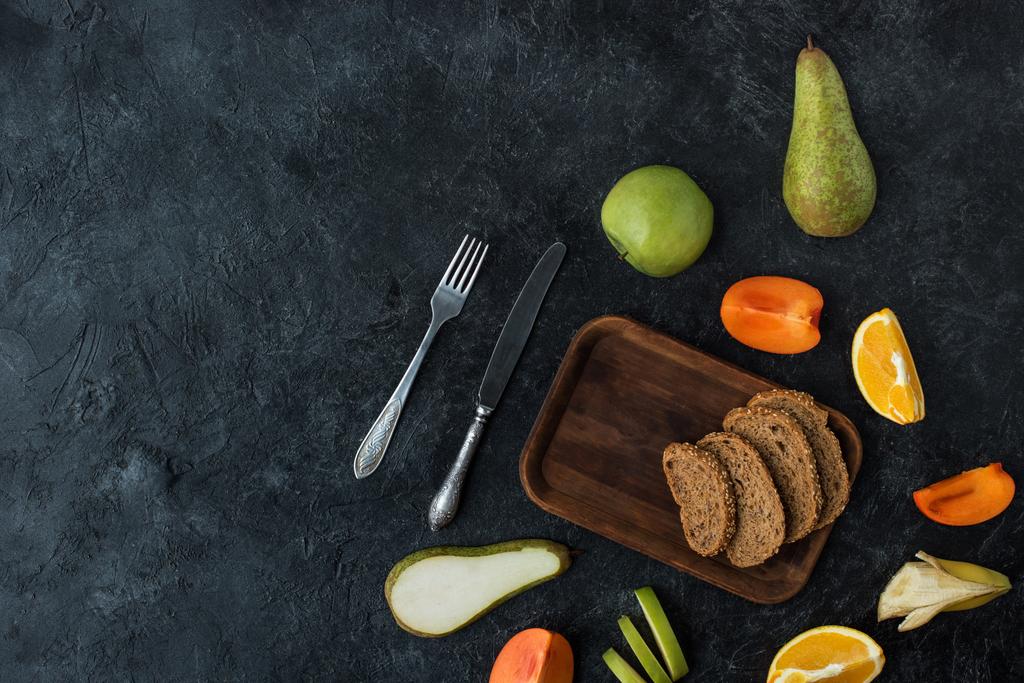 暗い卓上の健康的な朝食の食材を用いたフラット レイアウト - 写真・画像