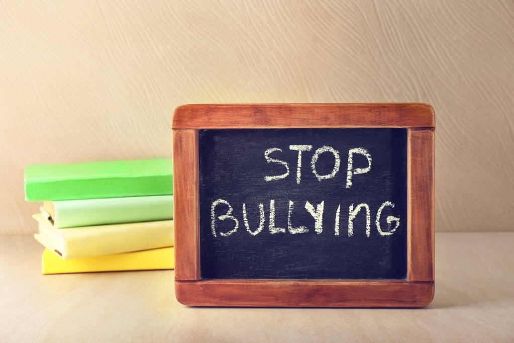 Pizarra con texto "Stop bullying" en la mesa
 - Foto, Imagen