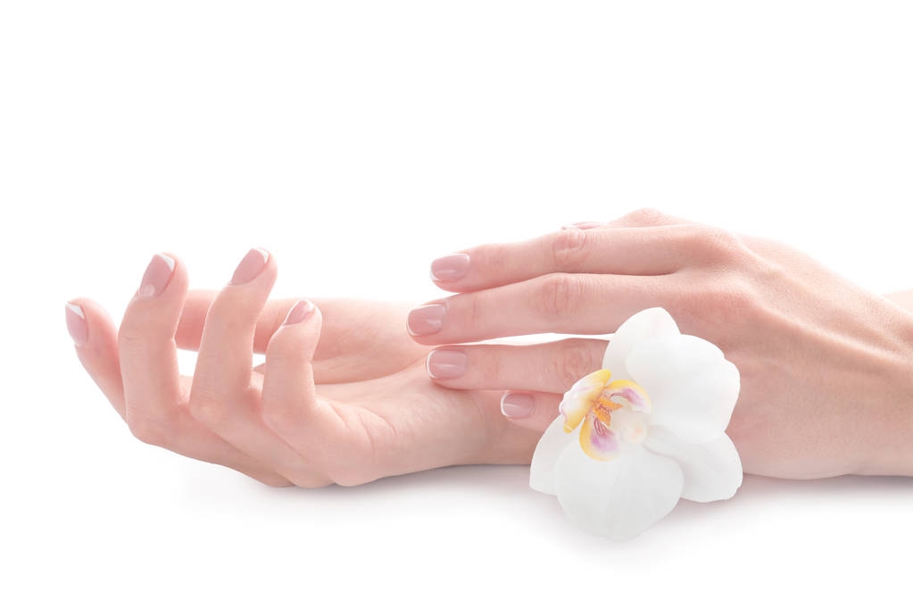 Mujer joven tocándose la mano y sintiendo efecto hidratante de la crema sobre fondo blanco
 - Foto, Imagen