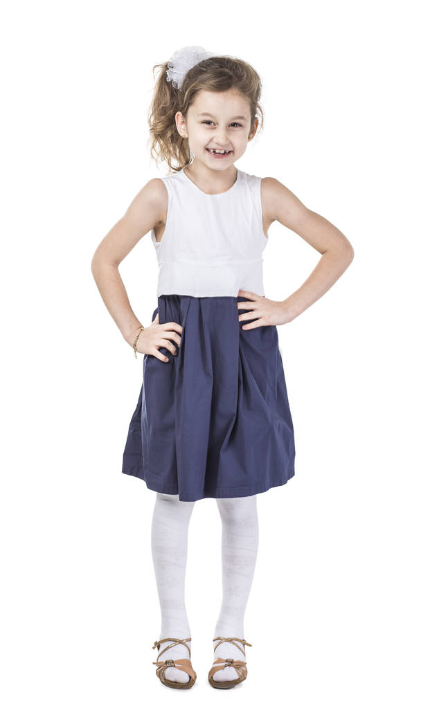 Porträt eines glücklichen sechsjährigen Mädchens vor weißem Hintergrund - Foto, Bild