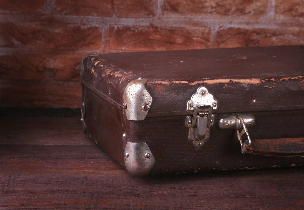 Travel concept met Vintage koffer oude camera op houten vloer. - Foto, afbeelding