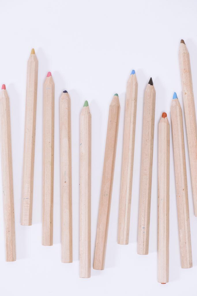 primer plano vista superior de lápices de colores aislados en blanco
 - Foto, Imagen