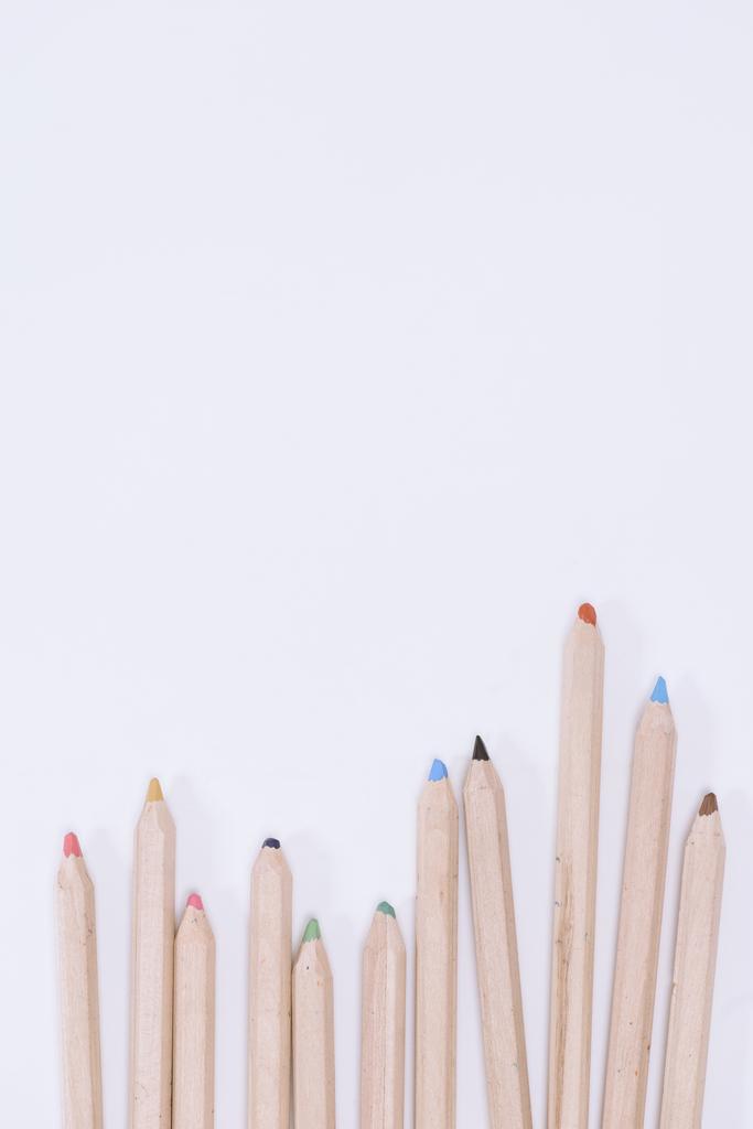 renkli boya kalemi ile üzerine beyaz izole kopya alanı Üstten Görünüm - Fotoğraf, Görsel