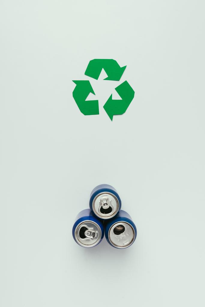 vista superior del cartel de reciclaje y latas aisladas en gris
 - Foto, imagen