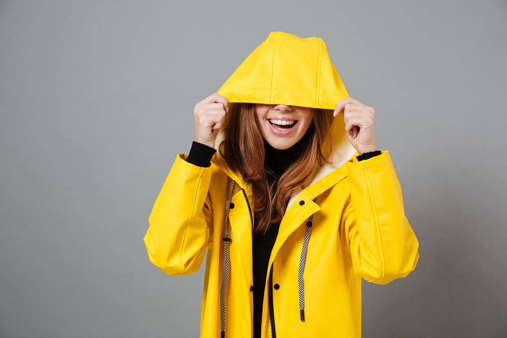 Retrato de uma menina sorridente vestida com capa de chuva - Foto, Imagem