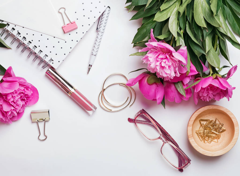 Bellissimi accessori alla moda e peonie rosa su backgrou bianco
 - Foto, immagini