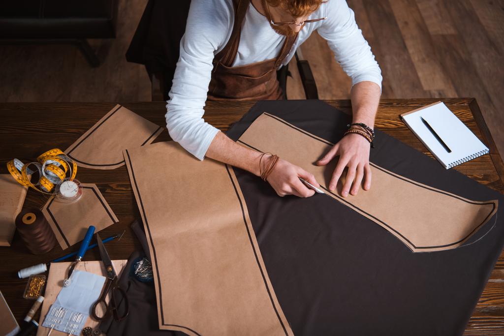 Sakallı erkek moda tasarımcısı dikiş patterns, araçları ve kumaş işyerinde çalışma kırpılmış atış  - Fotoğraf, Görsel