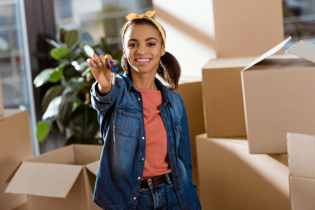 молодая улыбающаяся африканская американка с ключами от нового дома
 - Фото, изображение
