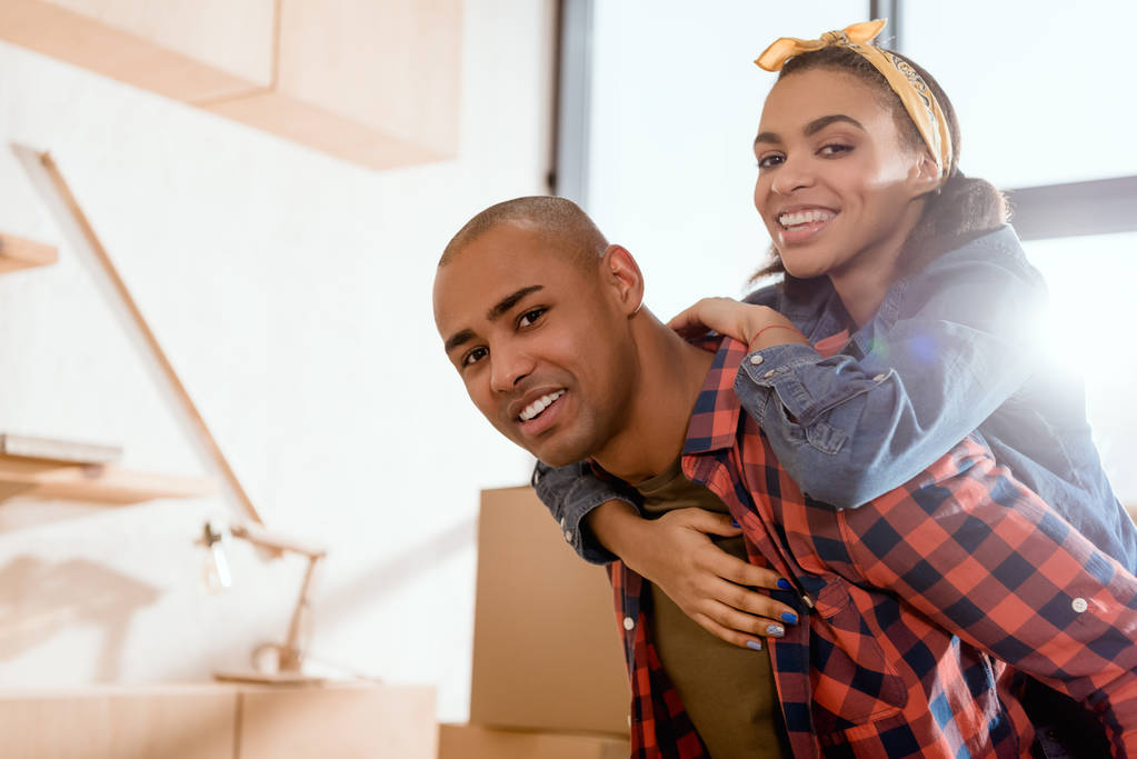 felice coppia afro-americana a cavalluccio in nuova casa
 - Foto, immagini