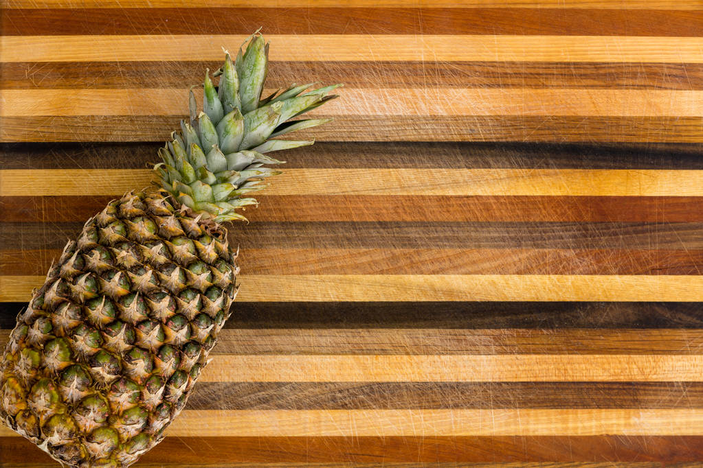 Большой сочный сочный тропический ананас
 - Фото, изображение
