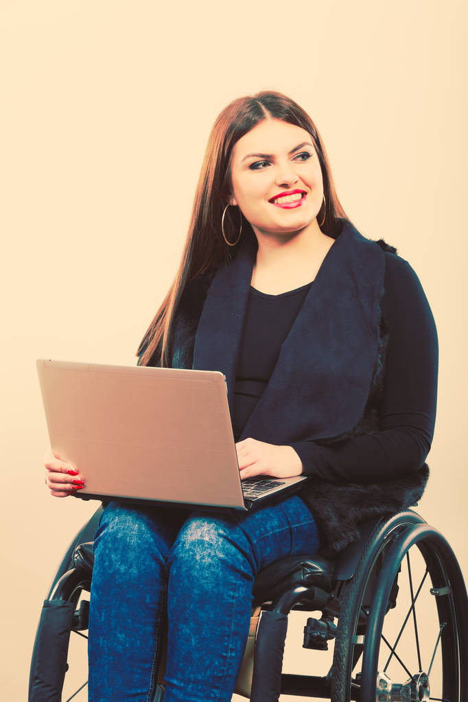 donna disabile con computer portatile su sedia a rotelle. - Foto, immagini