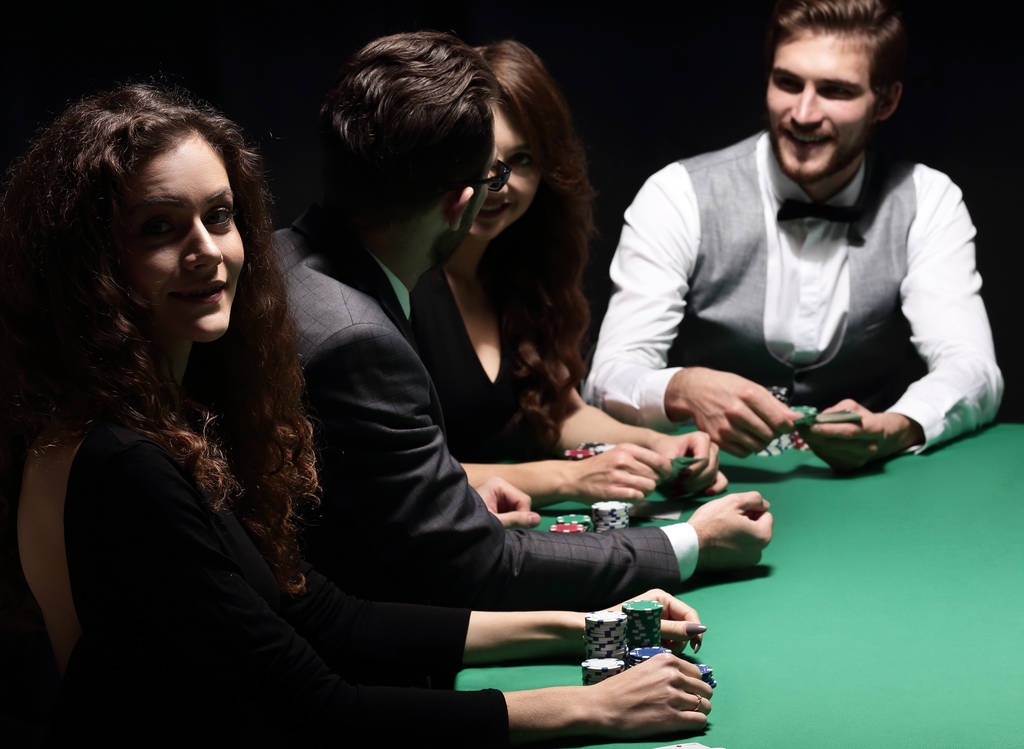 Casino oyun masasında oturan oyuncular - Fotoğraf, Görsel