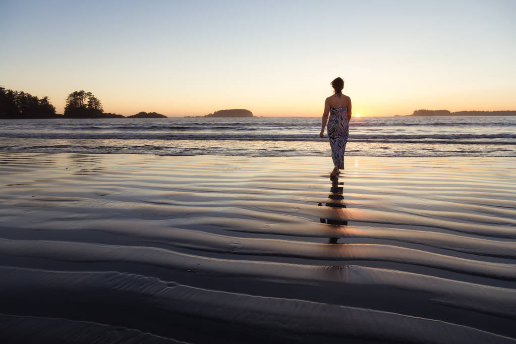 Gün batımı anda okyanusun suda yürüyen kadın arkadan görünüş  - Fotoğraf, Görsel