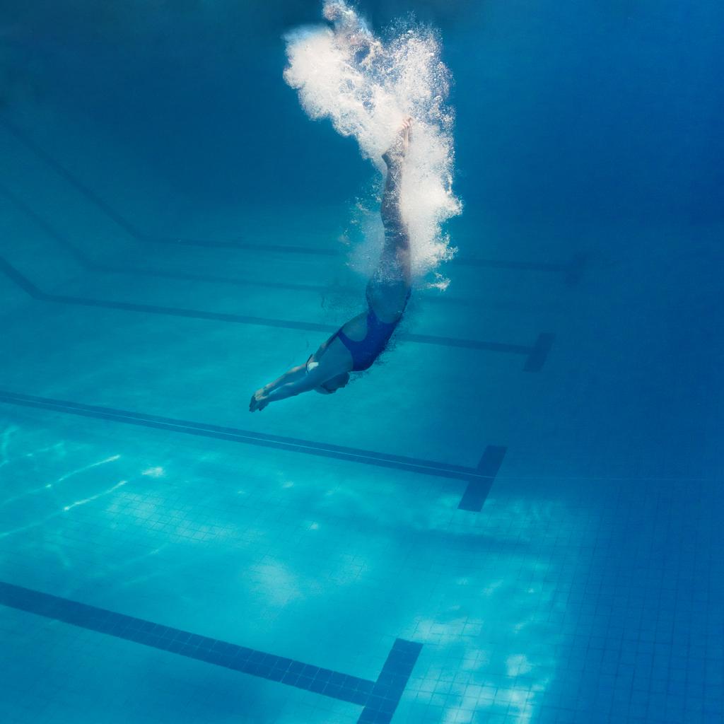 genç kadın yüzücü egzersiz yüzme havuzunda sualtı resim - Fotoğraf, Görsel