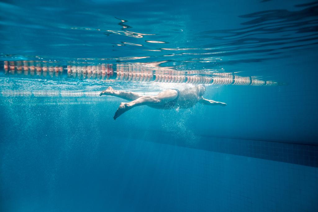 vedenalainen kuva mies uimari i uima-allas
 - Valokuva, kuva