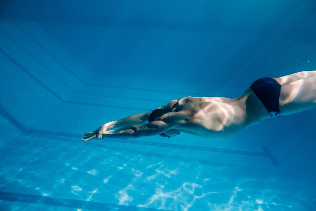 fiatal úszó a szemüveg gyakorlása a medence víz alatti képe - Fotó, kép