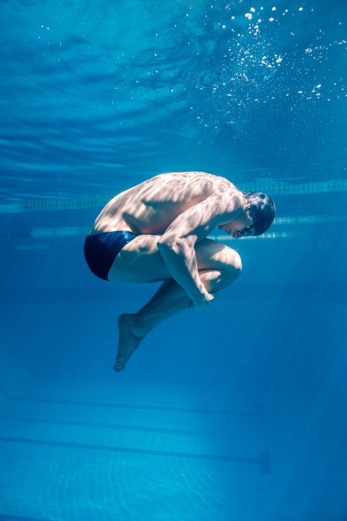 imagen submarina de nadador masculino en gorra y gafas
 - Foto, Imagen
