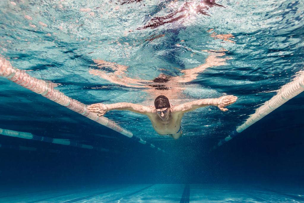 foto subacquea del giovane nuotatore in berretto e occhiali da ginnastica in piscina
 - Foto, immagini