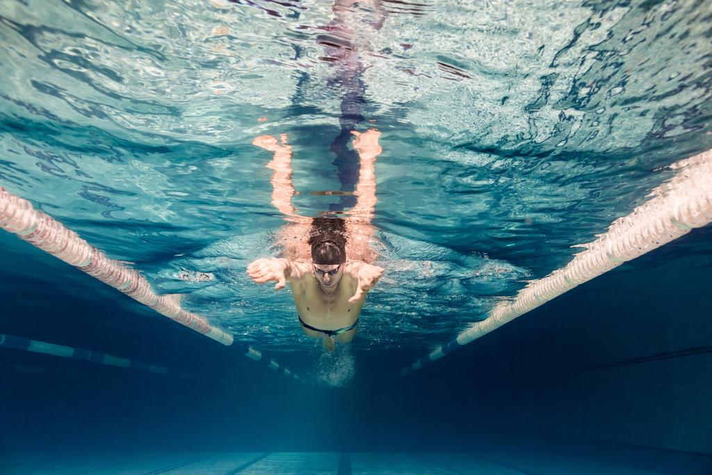 photo sous-marine de jeune nageur en casquette et lunettes de formation dans la piscine
 - Photo, image