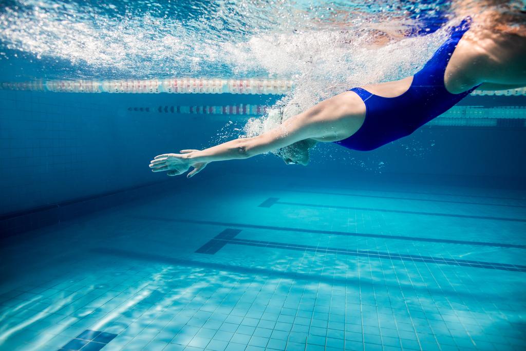 υποβρύχια εικόνα του νεαρό θηλυκό κολυμβητής άσκηση στην πισίνα - Φωτογραφία, εικόνα