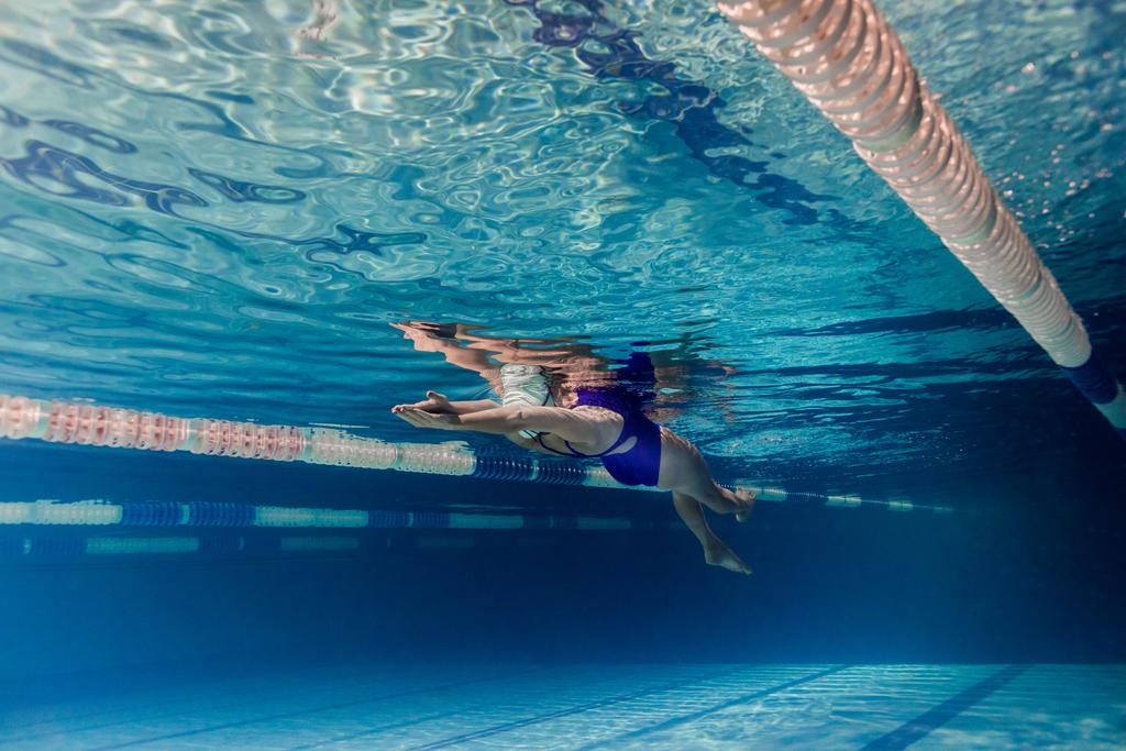 foto subacquea di nuotatrice in costume da bagno e occhiali da ginnastica in piscina
 - Foto, immagini