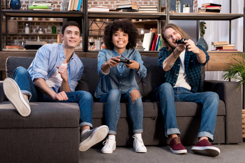 Multikulturelle Freunde spielen Videospiel zu Hause - Foto, Bild
