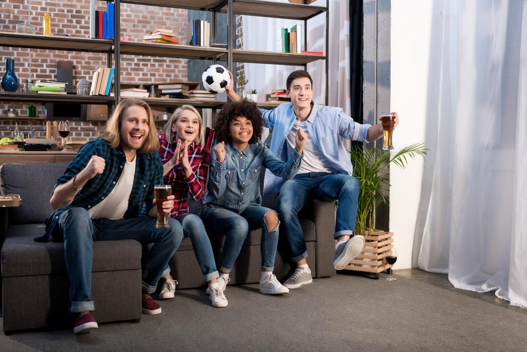 Multikulti-Freunde gucken zu Hause Fußball mit Bier - Foto, Bild