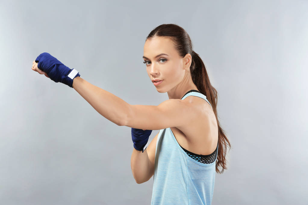 灰色の背景に強いボクサー女性 - 写真・画像
