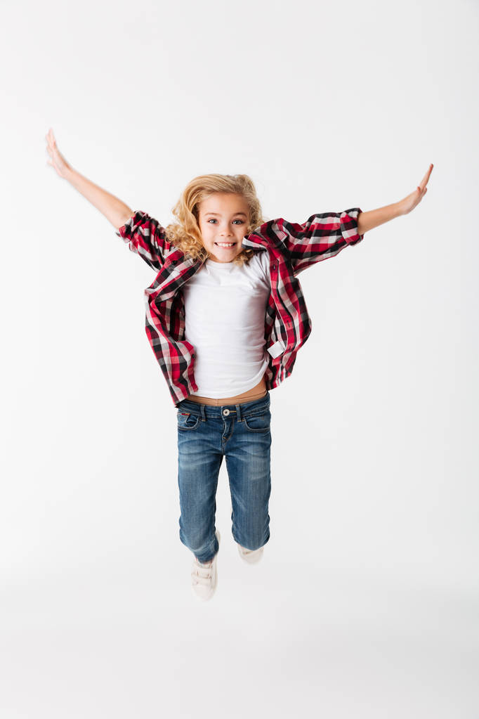 Portrait pleine longueur d'une joyeuse petite fille sautant
 - Photo, image