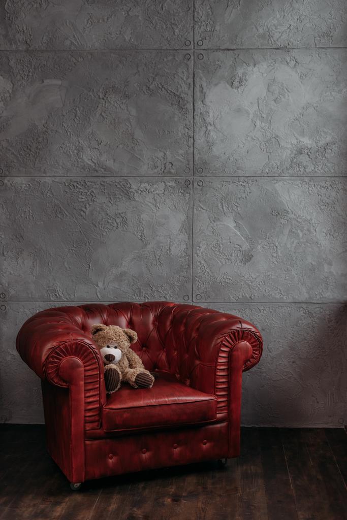 ロフト スタイルのスタイリッシュな部屋で肘掛け椅子のテディベア - 写真・画像