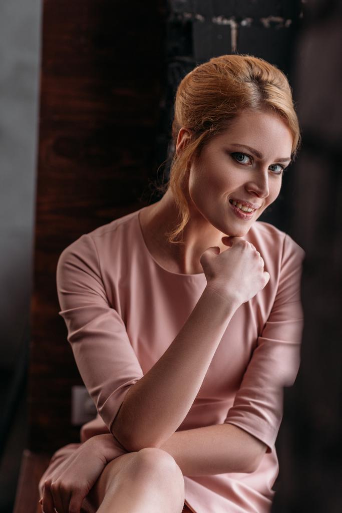 szczegół portret piękna młoda kobieta w różowej sukience patrząc na kamery - Zdjęcie, obraz