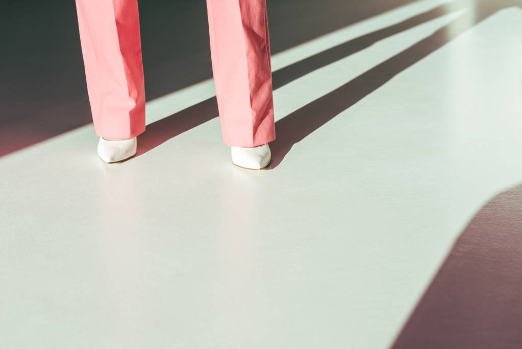 vista recortada de la mujer de moda en pantalones de color rosa y colinas blancas
 - Foto, imagen