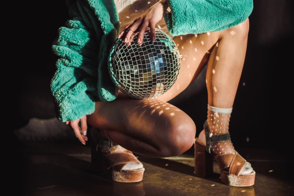 vágott zöld bundában gazdaság disco labdát stílusos lány képe - Fotó, kép