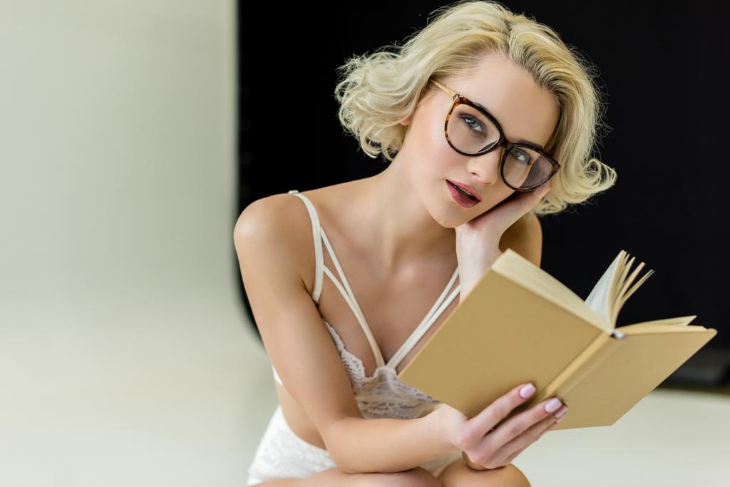 güzel kız dantel iç çamaşırı ve kitap okuma gözlükleri - Fotoğraf, Görsel